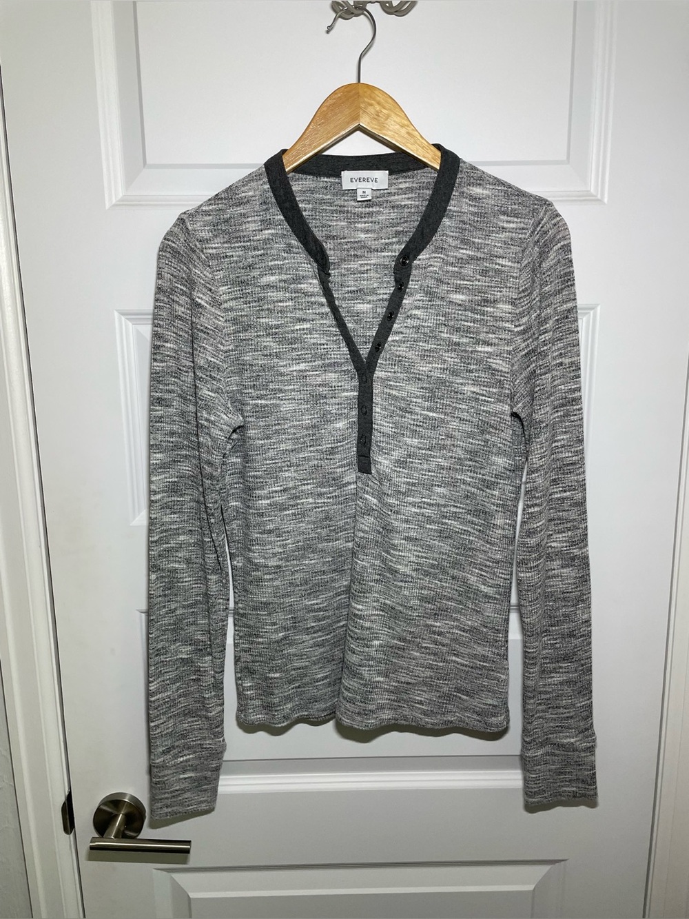 Evereve Women’s M Long Sleeve Gray Heather Henley Snap Buttons Fitted Cozy Knit